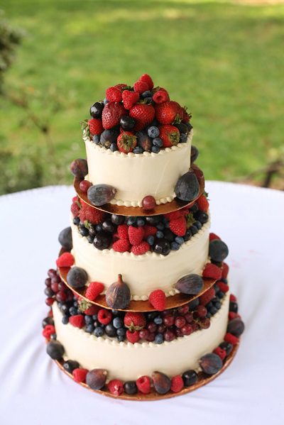 vanilla wedding cake with berries
