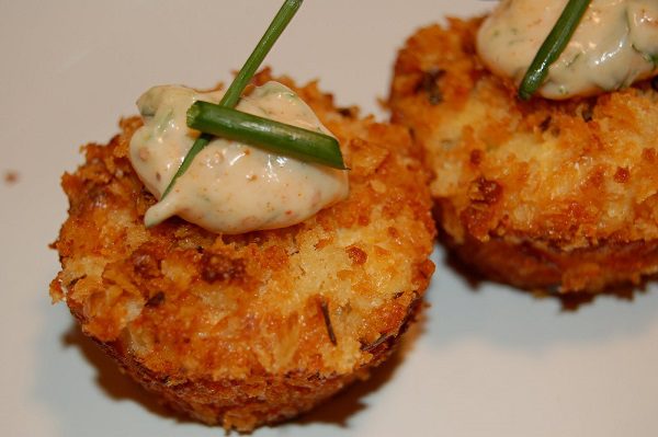 fall wedding appetizers crab cakes