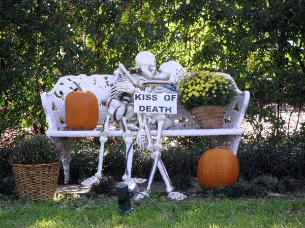 Halloween wedding decorations skeletons