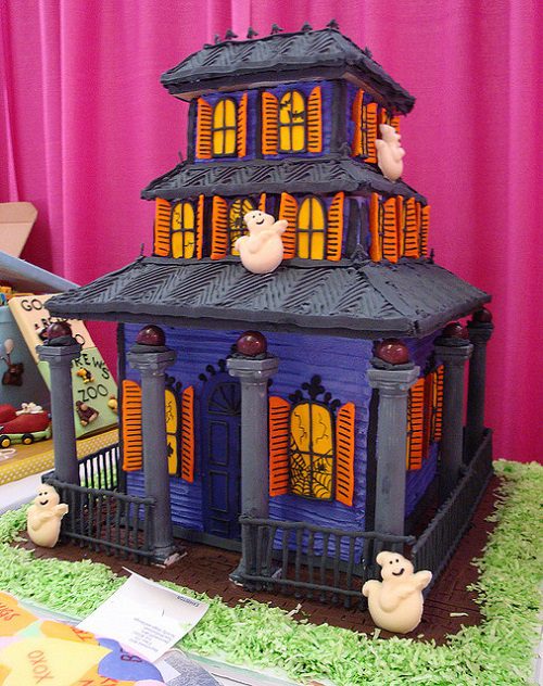 haunted house wedding cake