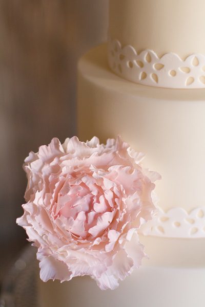 wedding cakes sugar flowers