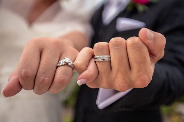 Hubert Hudson hond Horen van Engagement Ring vs. Wedding Ring: What's the Difference?