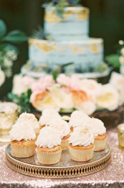 gold-wedding-cake